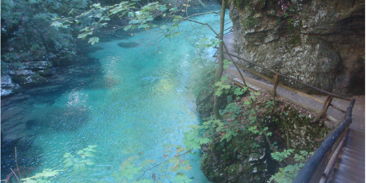 Vintgar-kloof-azuurblauw-water-rivier-Bled-Slovenië