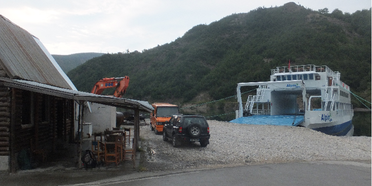 Koman-meer-Albanië-mist-auto's-haven-wachten-ferry-pont