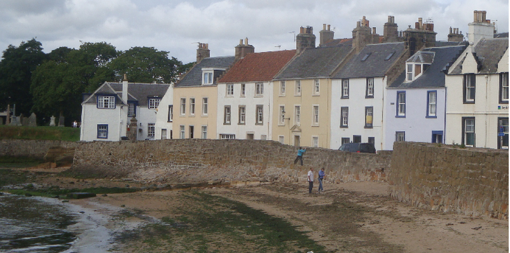 Anstruther-huizen-strand-zand-muur-Schotland