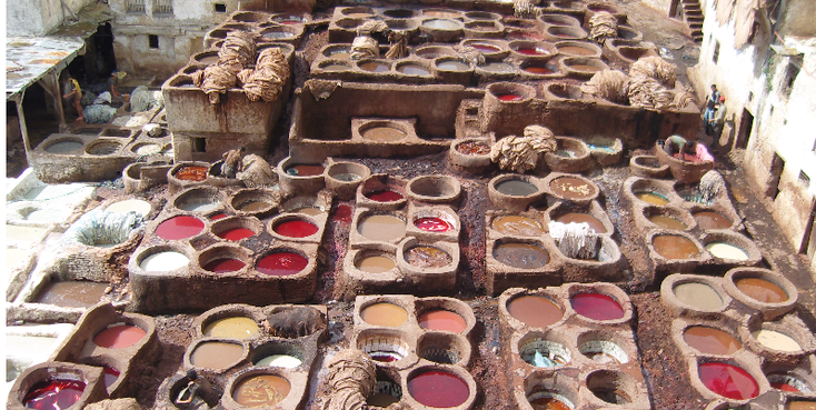 Fez-Koningsteden-inkt-potten-kleding-kleuren-Marokko