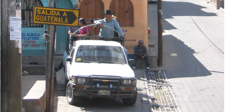 Panajachel-Lago-de-Atitlan-straatleven-truck-pick-up-Guatemala