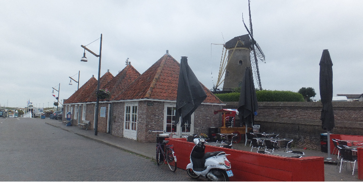Zierikzee-de-haven-havenhuisjes-molen-Zeeland-Nederland