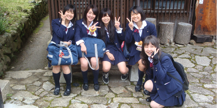 Magome-Tsumago-uniform-meisjes-school-V-teken-Japan