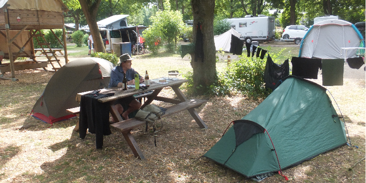 Azur-camping-Regensburg-tenten-picknicktafel-Duitsland