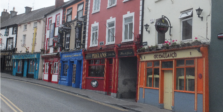 Kilkenny-gekleurde-huizen-straatleven-Ierland