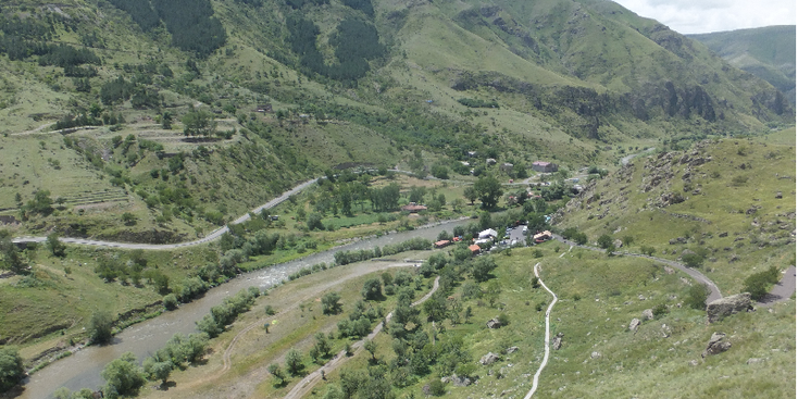 Vardzia-rivier-uitzicht-grotten-monniken-complex-stelsel-Georgië