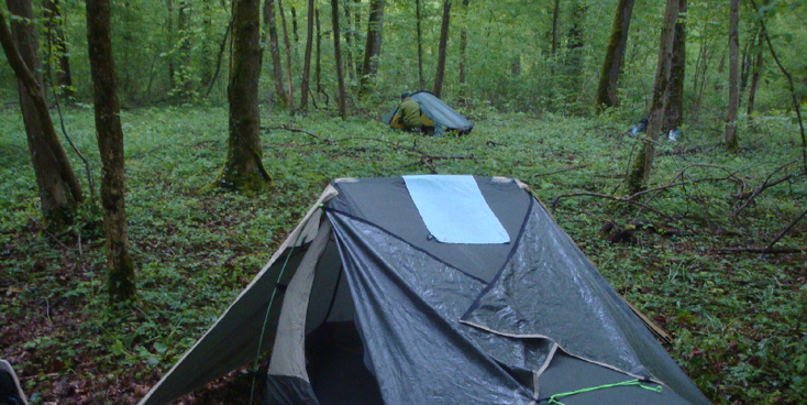Longyon-wildkamperen-tent-bos-Frankrijk
