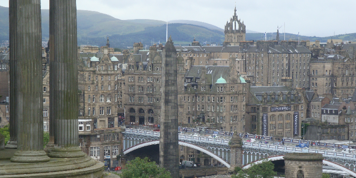 Calton-Hill-heuvel-Edinburgh-pilaar-column-brug-Schotland