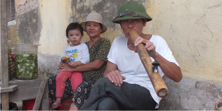 Bamboo-Pipe-Smoking-Vietnam
