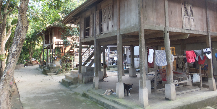 Mai-Chau-Pom-Choong-houten-huizen-op-palen-bergen-bos-rijstveld-Vietnam