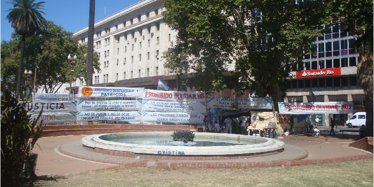Plaza-de-Mayo-dwaze-moeders-spandoeken-plein-Buenos-Aires-Argentinië
