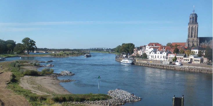Deventer-IJssel-rivier-kerk-brug-Hanze-stad-Nederland