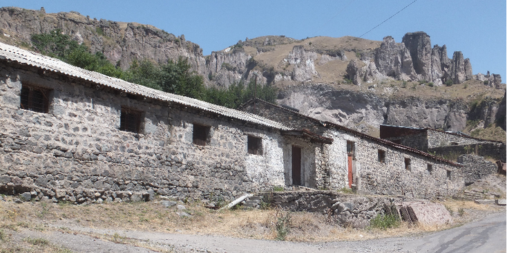 Goris-karst-gebergte-pieken-stenen-huizen-Armenië-vulkanische-pilaren