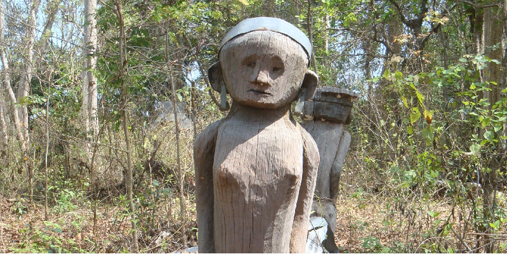 Chunchiet-begraafplaatsen-graven-dood-houten-poppen-Ban-Lung-Ratanakiri-Cambodja