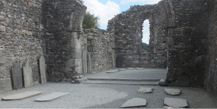 Glendalough-kathedraal-klooster-kerk-ruïnes-muur-stenen-toren-Ierland