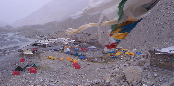 Mount-Everest-Basecamp-tenten-China-Tibet-plateau-berg-camping