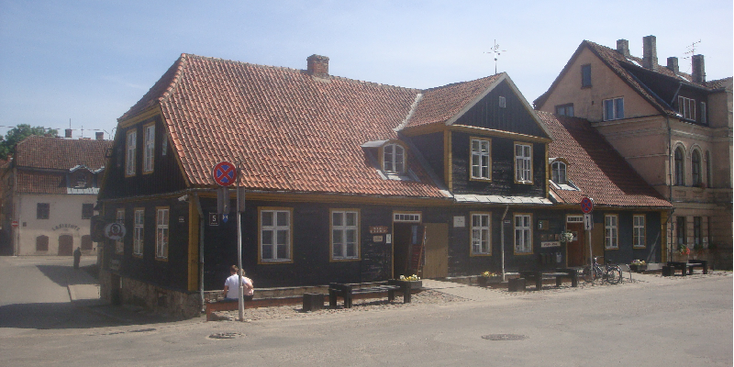Kuldiga-Koerland-Straatleven-oude-gebouwen-Letland