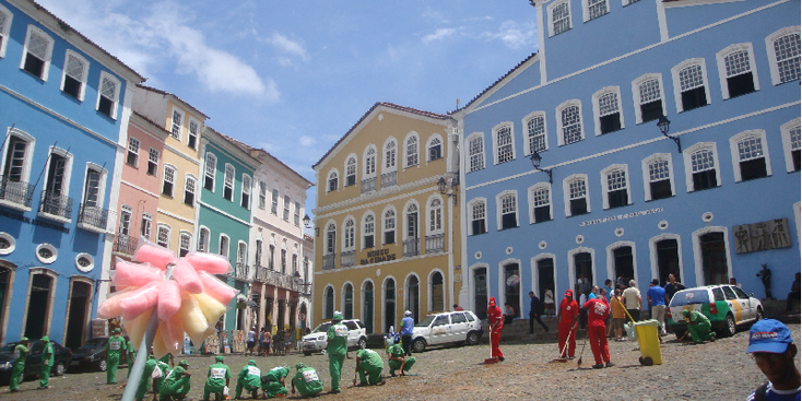 Salvador-Pelourinho-schoonmakers-straatleven-plein-plaza-Brazilië