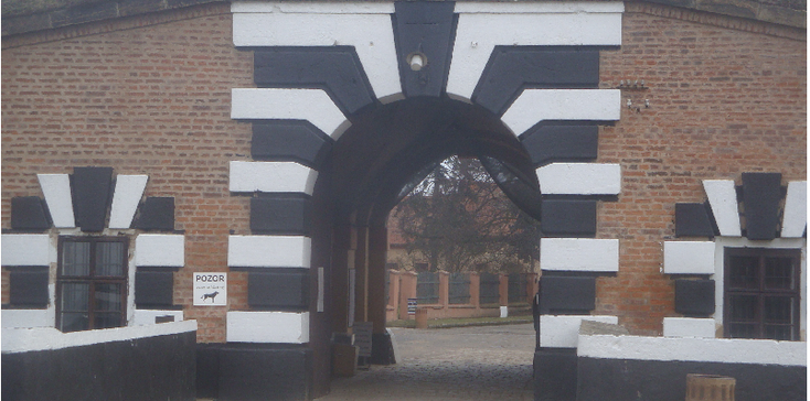 Theresienstadt-Terezin-Concentratieamp-Gate-Fort-Czech-Republic