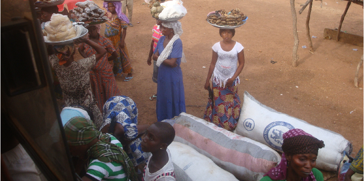 Tamale-Mole-nationaal-park-bus-verkoop-vrouwen-hoofd-Ghana