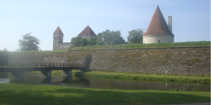 Kuressaare-Saaremaa-eiland-kasteel-stadsmuren-loopbrug-gracht-Estland