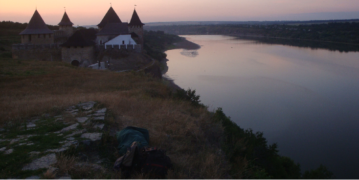 Khotyn-wildkamperen-tent-kasteel-Dister-rivier-Karpaten-Oekraïne