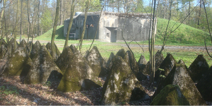 Darkoviche-tank-Tsjechië-bunker-fort-museum-verdedigingslinie-prikkeldraad-drakentanden