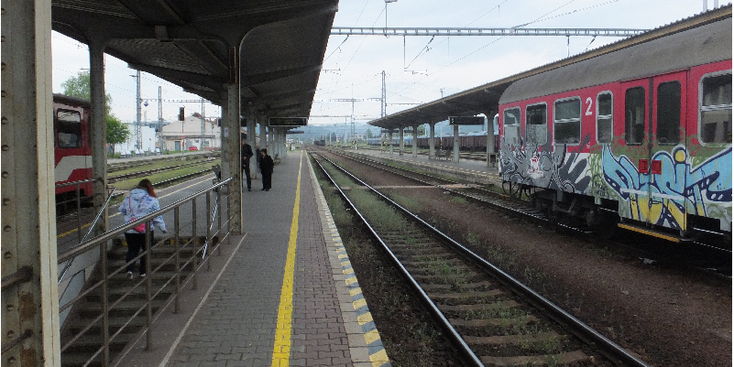 Banska-Bystrica-platform-treinstation-trein-Slowakije