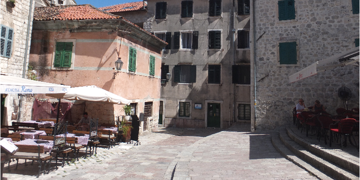Kotor-plein-terras-baai-van-Montenegro