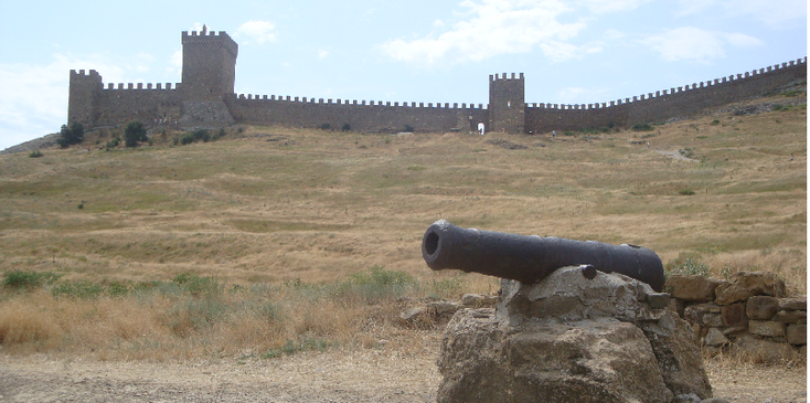 Sudak-kasteel-fort-kanon-muren-wachttoren-Krim-Oekraïne