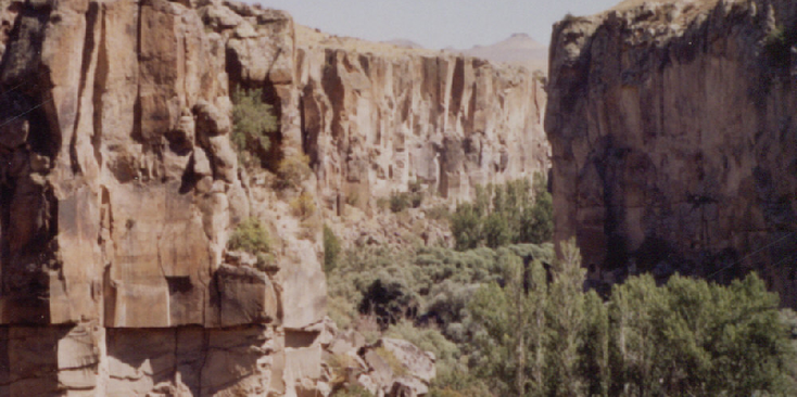 Llhara-gorge-vallei-Goreme-Cappadocië-steile-wanden-rivier-beek-Turkije