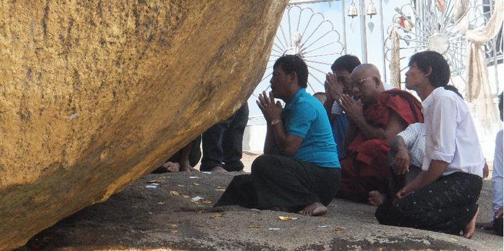 Kyaiktiyo-Kin-Pun-gouden-rots-steen-bladgoud-heilig-Myanmar-Birma