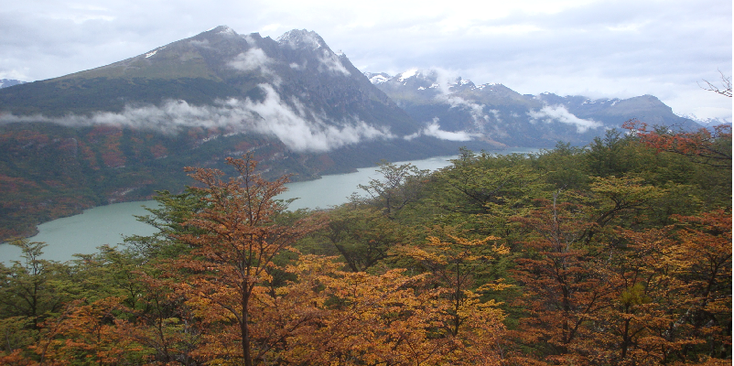 Tierra-del-Fuego-nationaal-park-herfstkleuren-meer-bergen-Argentinië