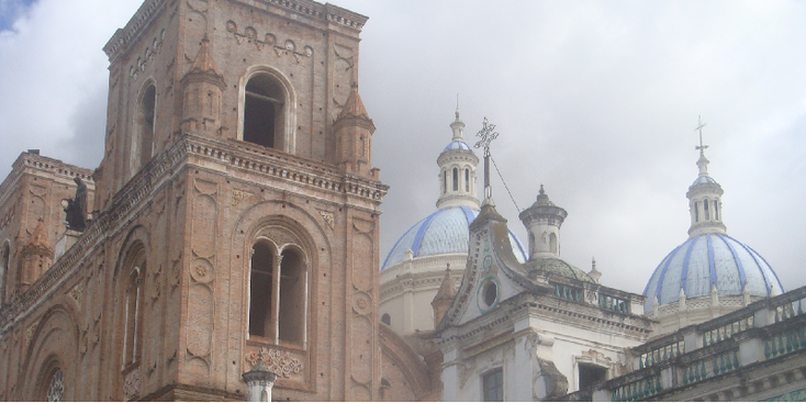 Cuenca-kathedraal-koepels-blauw-wit-kerk-koloniaal-Spaans-Ecuador
