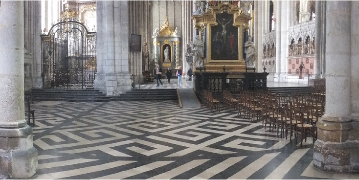 Amiens-kathedraal-altaar-stoelen-glas-in-lood-Frankrijk