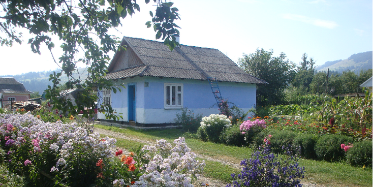 Karpaten-huis-bloemen-bergketen-Oekraïne