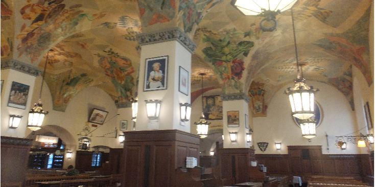 Hofbrauhaus-München-plafond-kroonluchters-keller-kelder-bier-Hitler-Duitsland