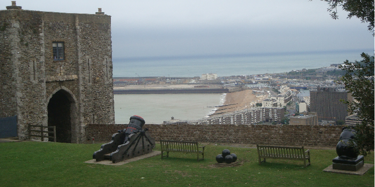 Dover-kasteel-uitzicht-haven-toren-kanon-Engeland