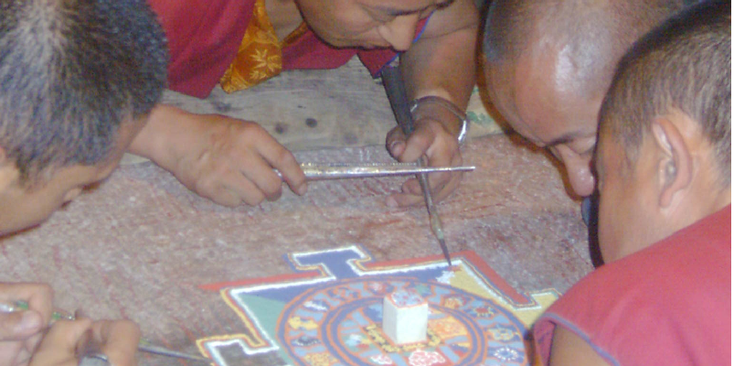 Zandmandala-Ganden-klooster-Tibet-China-monnik