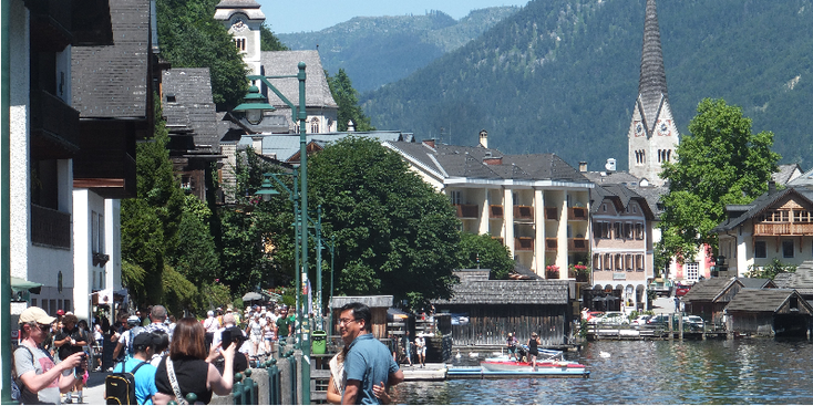 Hallstatt-Halstättersee-Dachsteinbergen-meer-houten-huizen-kerk-Oostenrijk