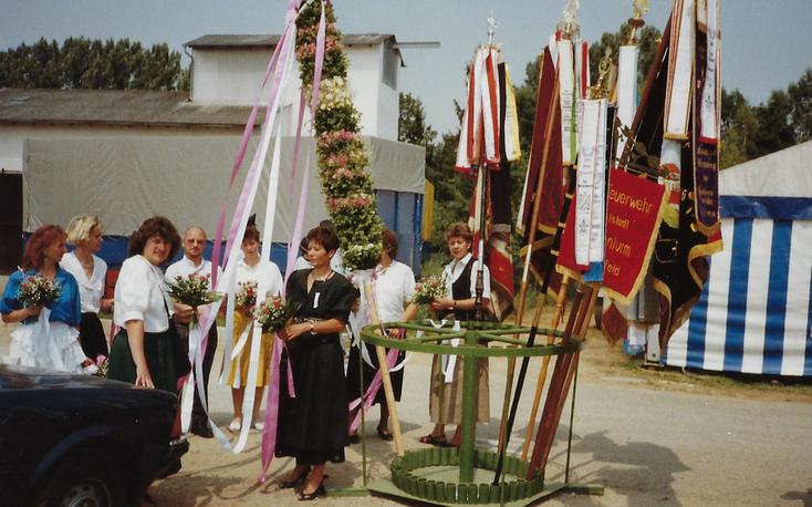 Jetzt ist die Blumenstange "eingeparkt" und wir feiern im Festzelt.