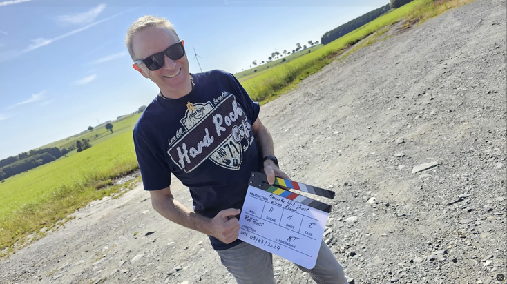 Roll Rossi pendant le tournage du clip de la célèbre chanson de Gollo «Amerika läit just virun Ëlwen».