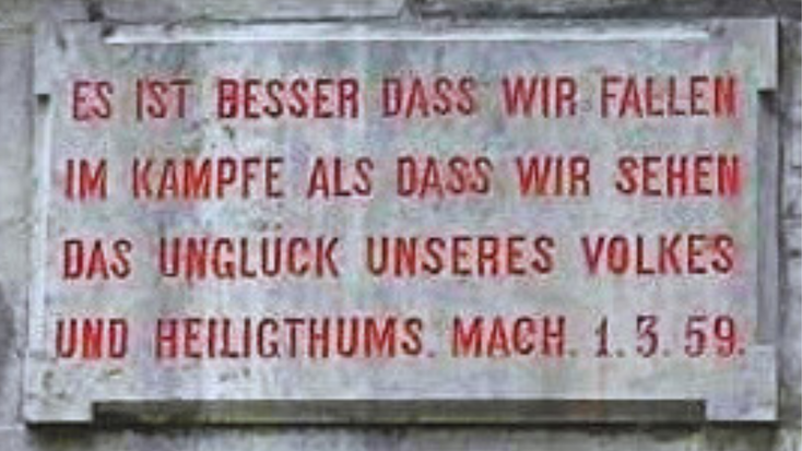 ▲ Bibelvers vun de Makkabäer aus dem Alen Testament um Sockel vum Monument.