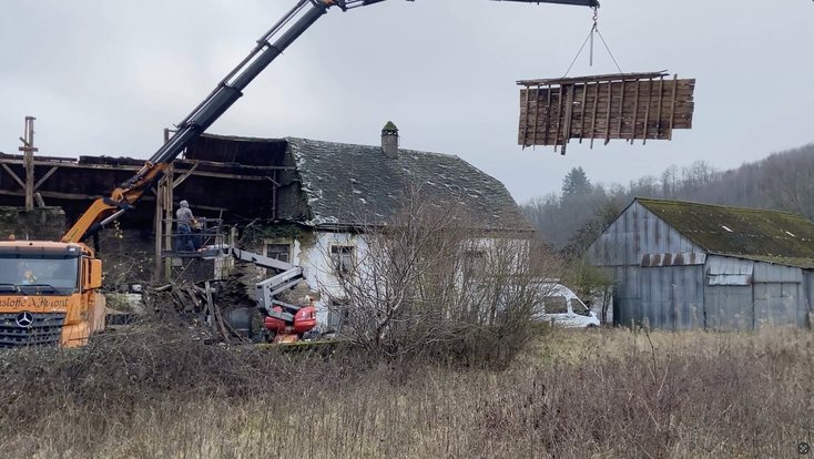 Enscherange - En 300 Joer ale Bauerenhaff, deen ënner Denkmalschutz stoung, ass den 2. November 2025 gréisstendeels zesummegefall, well de Proprietär e vergammele gelooss huet. De 15. Dezember 2025 gouf mat den Ofrappaarbechten ugefaangen.