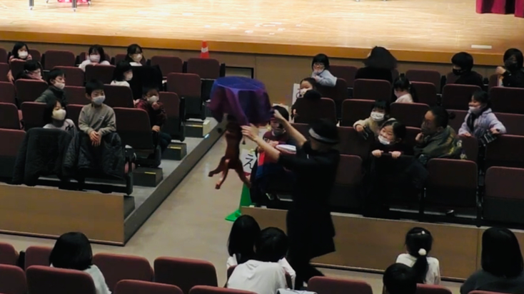 マジシャンRYUHEIが静岡の子ども会でテーブルを浮かせるマジックをしている