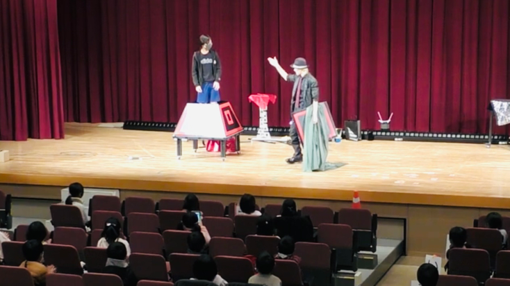 静岡市のホールでマジシャンRYUHEIと子どもが剣刺しのマジックをしている