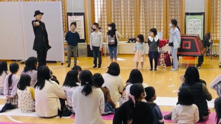マジシャンRYUHEIと一緒にマジックをする子ども達