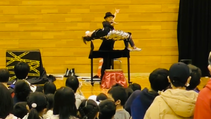 岐阜市の子ども会で人体浮遊マジックをするマジシャンRYUHEI