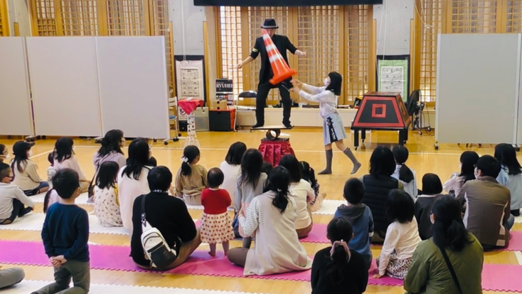 小牧市の子ども達とカラーコーンでジャグリングをするマジシャンRYUHEI