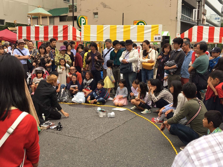 名古屋市長者町でマジシャンRYUHEIの大道芸パフォーマンス
